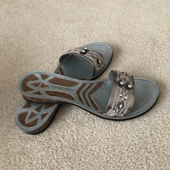 Nine West - Women's Slip On/Glide Sandals - Silver -Size 9.5M - New in box - Picture 3 of 7
